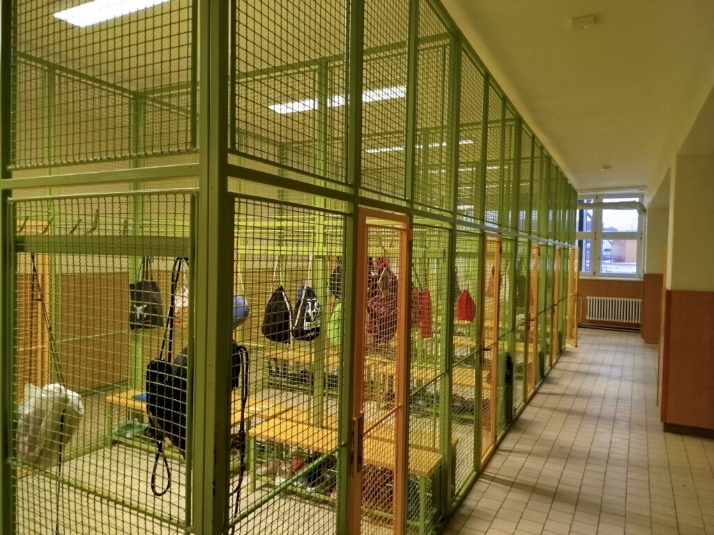 šatny v ZŠ Komenského 68 před rekonstrukcí